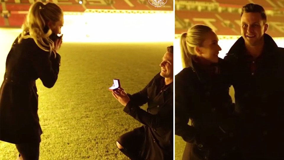 Penggemar Man United melamar pasangannya di Stadion Old Trafford. Copyright: &copy; daily mail